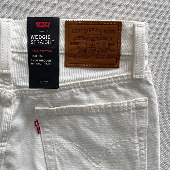 NWT LEVI'S Wedgie Straight Cream Distressed Jeans Size 26x28 - Picture 10 of 11